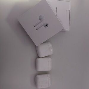 used airpods (3 separate AirPods)(1 AirPod case only has 1 AirPod)(NO CHARGER)